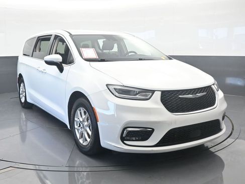 Used 2023 Chrysler Pacifica Touring-L image 9