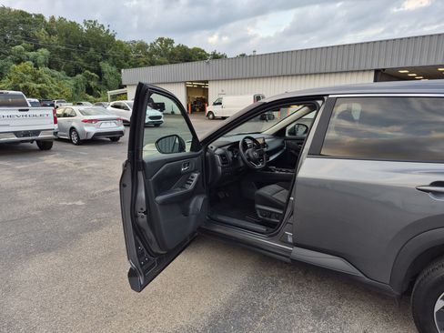 Used 2024 Nissan Rogue SV AWD/4WD image 9