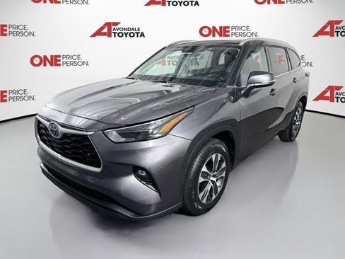 Used 2022 Toyota Highlander XLE FWD image 3