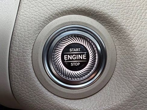 Used 2020 Mercedes-Benz GLC 300 4MATIC image 24