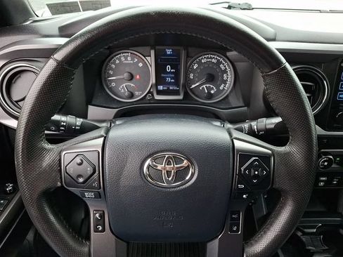 Used 2018 Toyota Tacoma TRD Off-Road AWD/4WD image 19