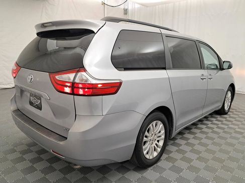 Used 2015 Toyota Sienna XLE image 3