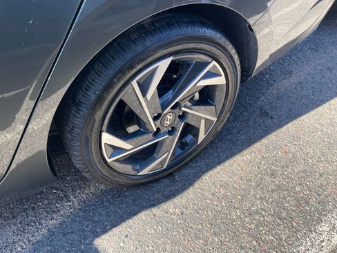 Used 2025 Hyundai Elantra Limited image 30