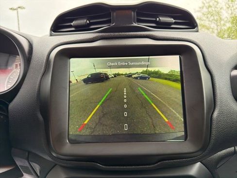 Used 2022 Jeep Renegade Altitude w/ Sun/Sound Group AWD/4WD image 19