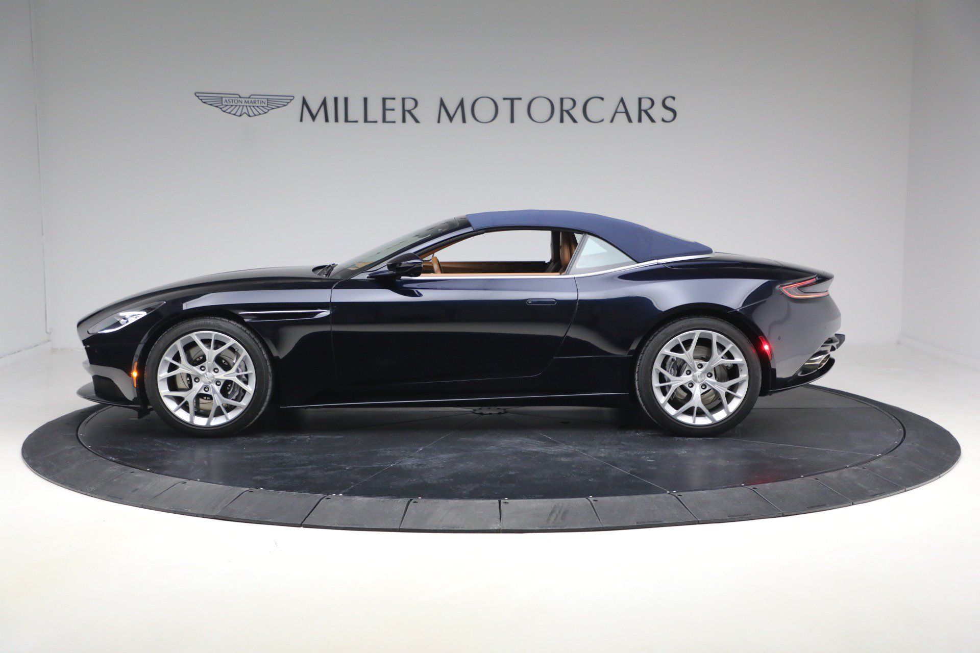 Used 2019 Aston Martin DB11 Volante RWD image 15