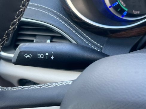 Used 2023 Chrysler Pacifica Limited FWD image 32