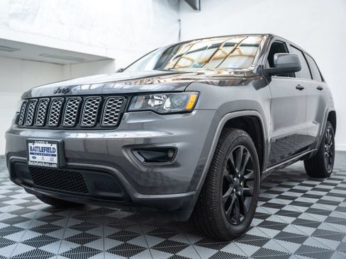 Used 2021 Jeep Grand Cherokee Laredo X AWD/4WD image 3