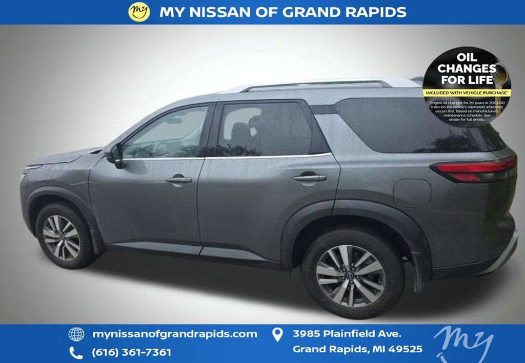 Used 2024 Nissan Pathfinder SL w/ Black Appearance Package AWD/4WD image 6