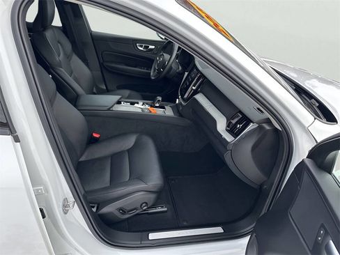 Used 2025 Volvo XC60 B5 Plus image 26
