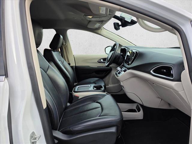 Used 2024 Chrysler Pacifica Touring-L FWD image 11