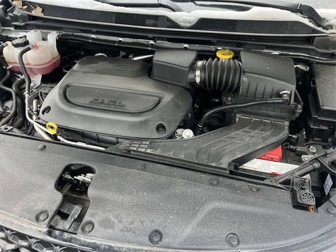 Used 2024 Chrysler Pacifica Touring-L image 9