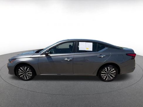 Used 2025 Nissan Altima 2.5 SV FWD image 9