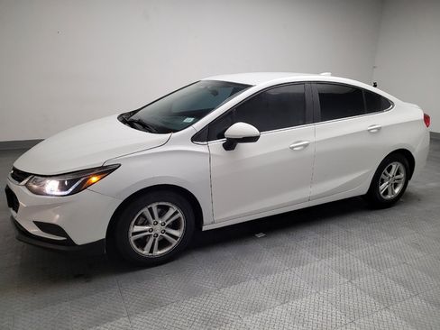 Used 2017 Chevrolet Cruze LT image 2