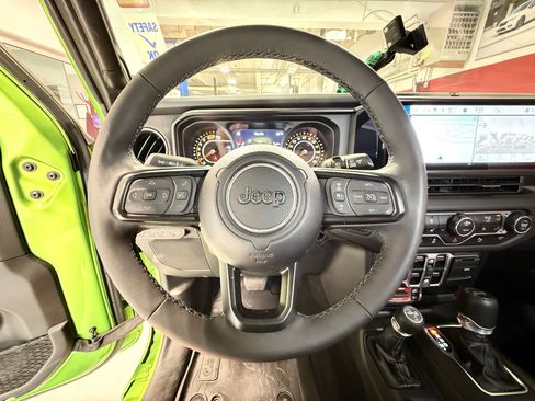 Certified 2025 Jeep Wrangler Unlimited Rubicon AWD/4WD image 21