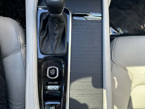Used 2020 Volvo XC90 T6 Momentum AWD/4WD image 21
