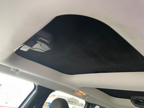 Used 2017 Jeep Renegade Latitude FWD image 32