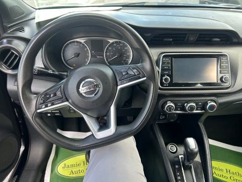Used 2019 Nissan Kicks S FWD image 17