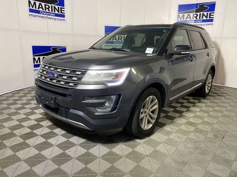 Used 2017 Ford Explorer XLT image 14