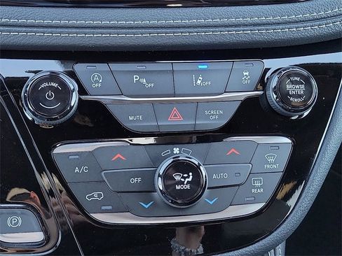 New 2026 Chrysler Pacifica Limited w/ Uconnect Theater Family Group image 15