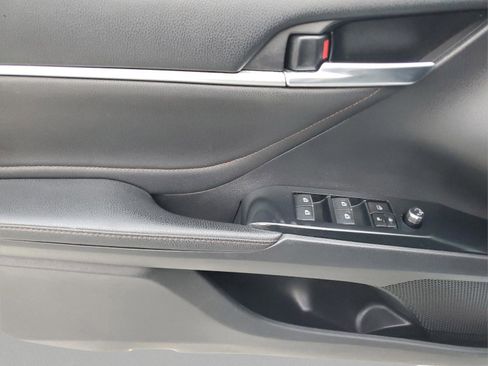 Used 2018 Toyota Camry XLE image 16