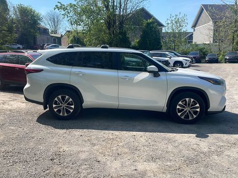 Used 2023 Toyota Highlander XLE AWD/4WD image 10