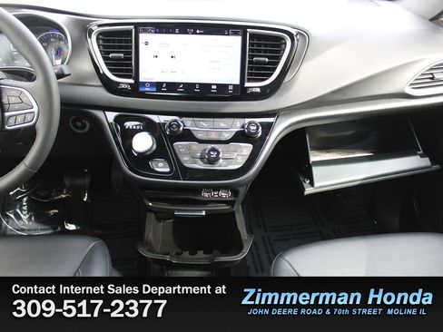 Used 2025 Chrysler Pacifica Select image 19