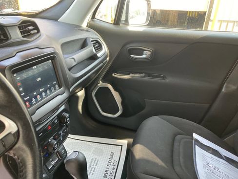 Used 2019 Jeep Renegade Latitude w/ Cold Weather Group AWD/4WD image 16