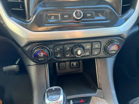Used 2019 GMC Acadia SLE AWD/4WD image 25