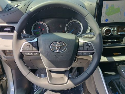Used 2025 Toyota Highlander XLE AWD/4WD image 26