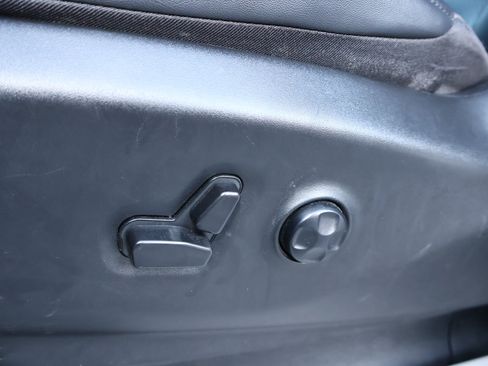 Used 2024 Chrysler Pacifica Touring-L FWD image 10