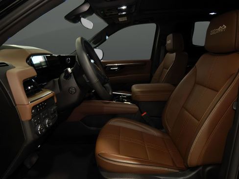 Used 2025 Chevrolet Suburban High Country image 21