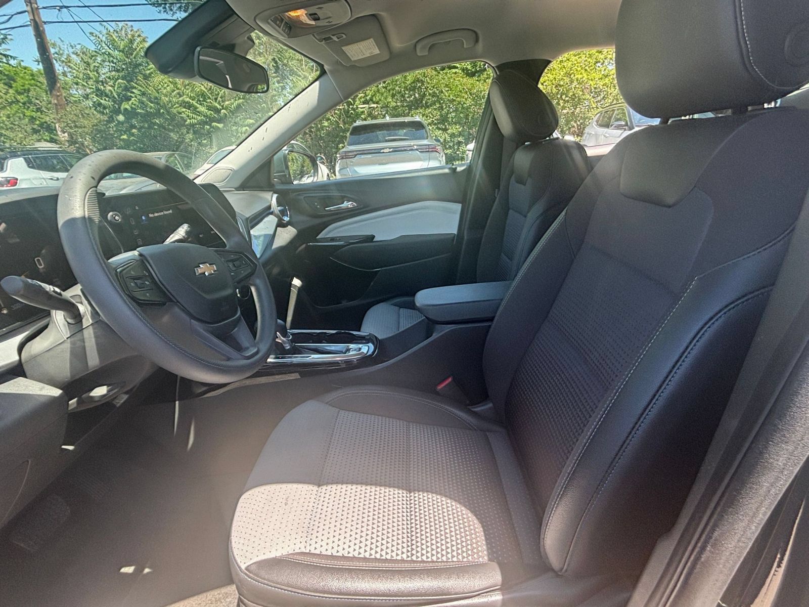 Used 2025 Chevrolet Trax LT FWD image 22