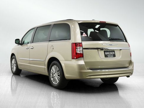 Used 2015 Chrysler Town & Country Touring-L w/ Driver Convenience Group FWD image 3