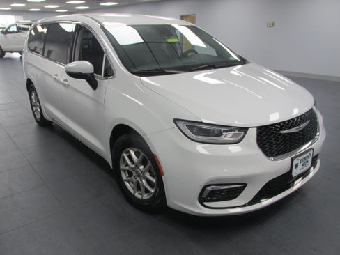 Used 2023 Chrysler Pacifica Touring-L FWD image 3