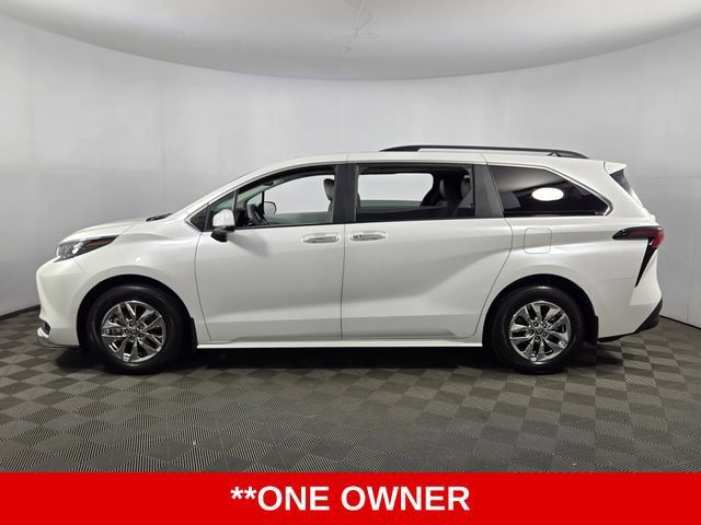 Used 2025 Toyota Sienna XLE FWD image 5