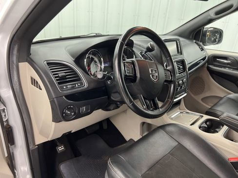 Used 2019 Dodge Grand Caravan SXT image 17