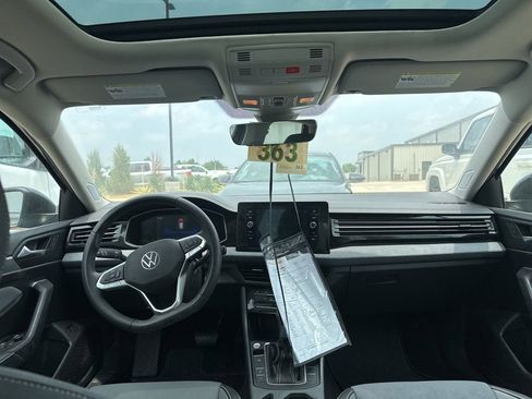 Used 2025 Volkswagen Jetta SE FWD image 15