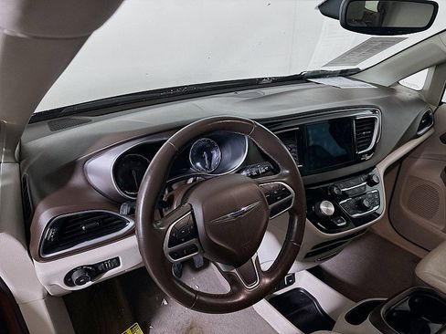 Used 2018 Chrysler Pacifica Touring-L Plus w/ Tire & Wheel Group image 9