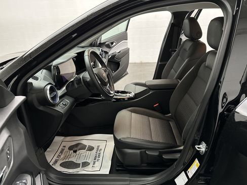 Used 2025 Chevrolet Trax LT w/ LT Convenience Package FWD image 15