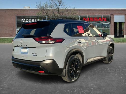 Used 2023 Nissan Rogue SV w/ SV Premium B Package image 3