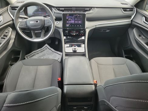 Used 2024 Jeep Grand Cherokee Laredo RWD image 10