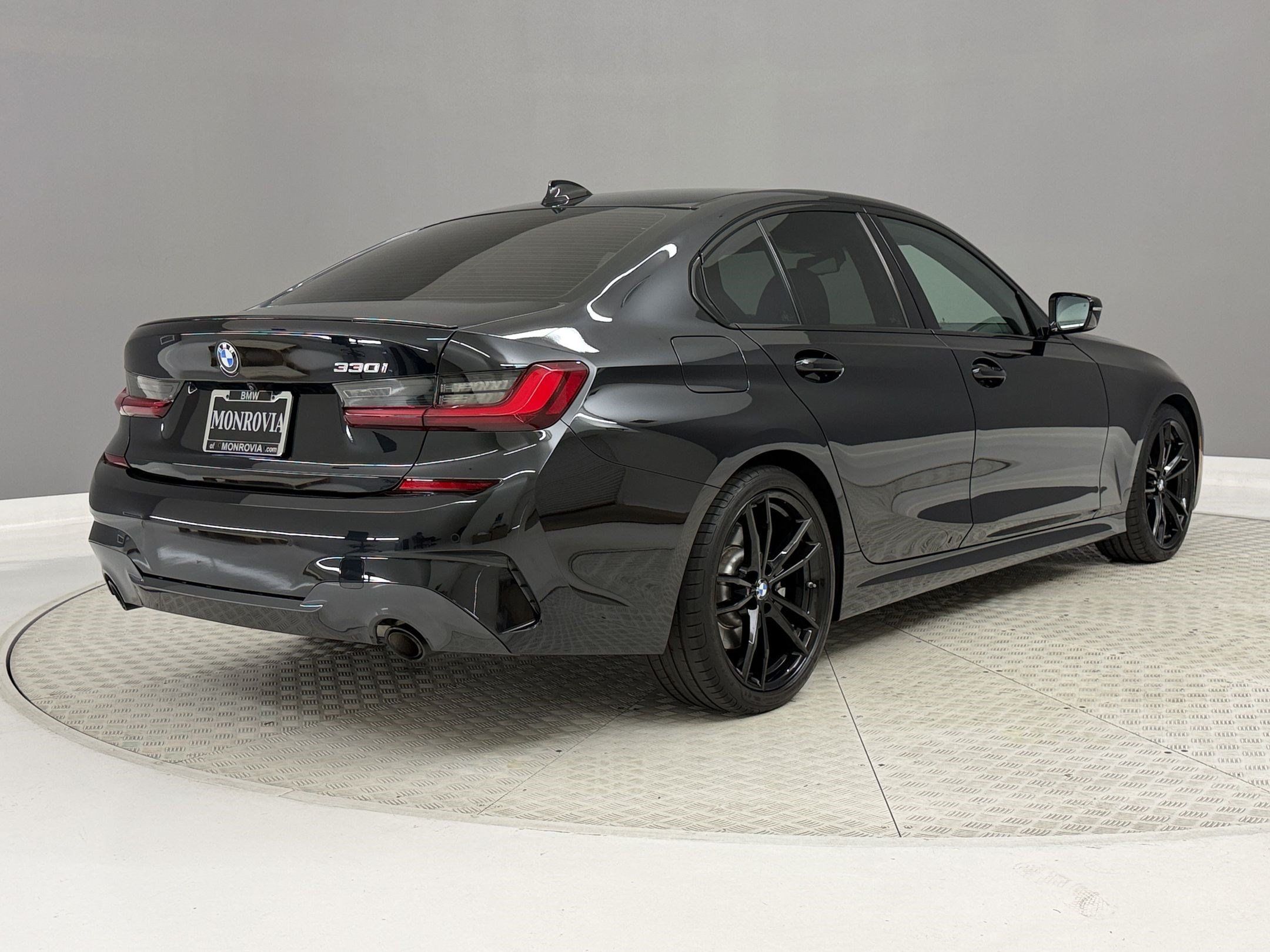 Certified 2022 BMW 330i Sedan w/ M Sport Package RWD image 9