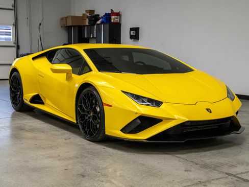 Used 2021 Lamborghini Huracan EVO RWD image 3