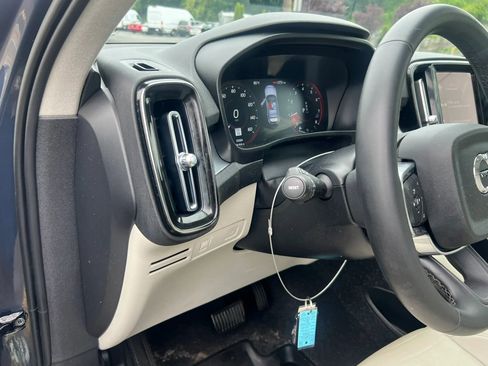 Used 2022 Volvo XC40 T5 Momentum w/ Premium Package AWD/4WD image 14