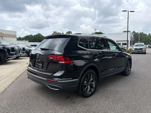 Used 2022 Volkswagen Tiguan SE w/ Panoramic Sunroof Package FWD image 12