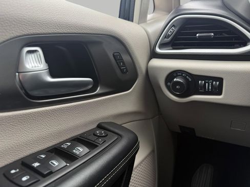 Used 2024 Chrysler Pacifica Touring-L image 23