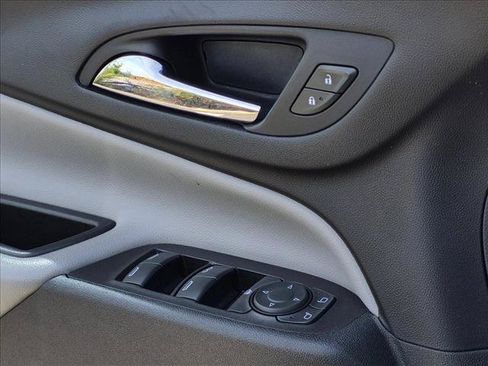 Used 2022 Chevrolet Equinox LS w/ Driver Confidence II Package FWD image 2