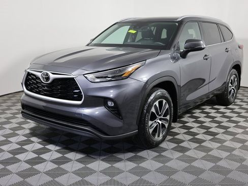 Used 2025 Toyota Highlander LE image 1