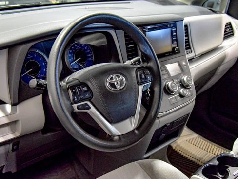 Used 2019 Toyota Sienna LE FWD image 11