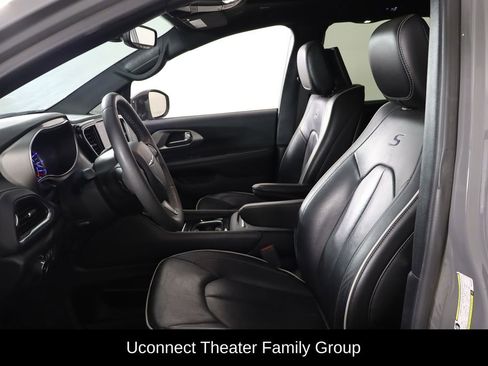 Used 2022 Chrysler Pacifica Limited w/ Uconnect Theater Family Group FWD image 7